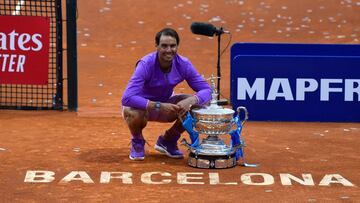 Rafa Nadal posa con el trofeo del Open Banc Sabadell que gan&oacute; el domingo.