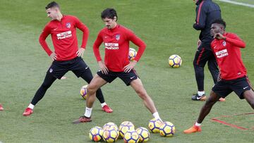 Savic, en un entrenamiento del Atl&eacute;tico junto a Lucas y Thomas.