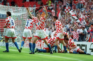 Nacido en Split, fue un jugador que ganó todo con el Hajduk. Debutó con Croacia en 1992, en las primeras convocatorias de la selección croata tras su independencia. El defensor jugó 44 partidos con la Selección de Croacia entre 1992 y 1998. Regresó a  la Selección de Croacia como entrenador en 2006, cargo que mantuvo hasta 2012.