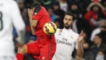 Arbeloa, en un salto con Bacca.