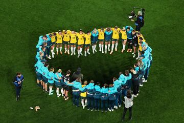 Las jugadoras de Australia se re¨²nen despu¨¦s de la derrota del equipo por 1-3 tras el partido de semifinales de la Copa Mundial Femenina de la FIFA Australia y Nueva Zelanda 2023 entre Australia e Inglaterra.