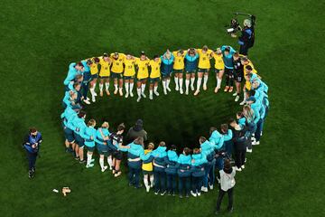 Las jugadoras de Australia se reúnen después de la derrota del equipo por 1-3 tras el partido de semifinales de la Copa Mundial Femenina de la FIFA Australia y Nueva Zelanda 2023 entre Australia e Inglaterra.