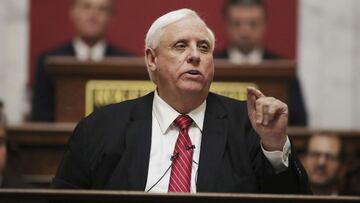 ARCHIVO - En esta fotograf&iacute;a de archivo del mi&eacute;rcoles 8 de enero de 2020, el gobernador de Virginia Occidental, Jim Justice, pronuncia su discurso anual sobre el estado del estado en las C&aacute;maras de la C&aacute;mara en el capitolio estatal, en Charleston, Virginia Occidental. 