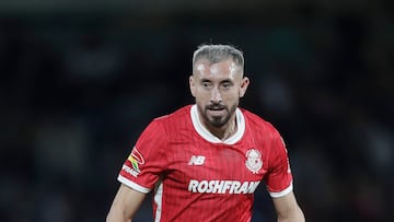 MEX1285. CIUDAD DE MÉXICO (MÉXICO), 29/01/2025.- Héctor Herrera del Toluca controla un balón este miércoles, durante un partido por la cuarta jornada del Torneo Clausura 2025 de la Liga MX entre Pumas y Toluca, en el estadio Olímpico Universitario en Ciudad de México (México). EFE/ Isaac Esquivel