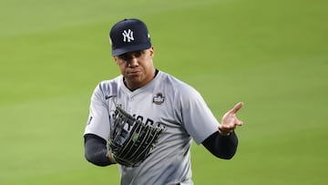 LOS ANGELES, CALIFORNIA - OCTOBER 26: Juan Soto #22 of the New York Yankees reacts after making a catch for an out against the Los Angeles Dodgers in the third inning during Game Two of the 2024 World Series at Dodger Stadium on October 26, 2024 in Los Angeles, California. Steph Chambers/Getty Images/AFP (Photo by Steph Chambers / GETTY IMAGES NORTH AMERICA / Getty Images via AFP)