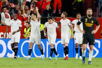 SEVILLA, 21/10/2023 - Los jugadores del Sevilla celebran el gol de su equipo, anotado por Youssef En-Nesyri durante el partido de LaLiga que Sevilla FC y Real Madrid disputan este sábado en el estadio Ramón Sánchez Pizjuán. EFE/ José Manuel Vidal
