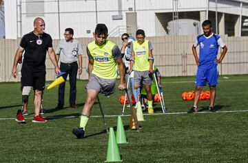 Varios niños palestinos entrenan en Deir al-Balah, localidad situada en el centro de la Franja de Gaza, bajo la atenta mirada de Simon Baker, que compagina las labores de técnico con las de secretario general de la Federación Europea de Fútbol para Amputados. Sin duda, un gran ejemplo de esfuerzo y superación.