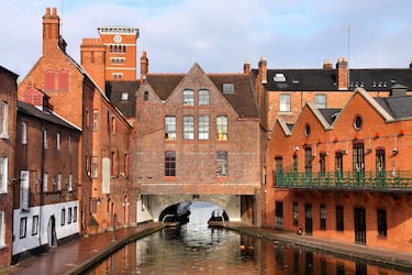 Birmingham es famosa por su extensa red de canales, de la cual se dice popularmente que tiene más kilómetros de vías navegables que Venecia. Grand Union Canal es la vía principal que conecta Birmingham con Londres.