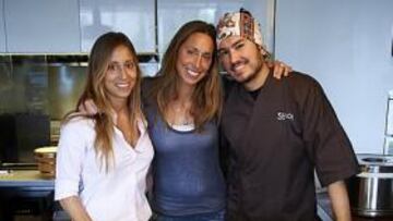 <b>TRÍO DE LUJO. </b> Gemma, entre su hermana Barbara y el cocinero de su restaurante, Saulo.