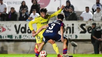 LA PUEBLA (MALLORCA), 29/10/2024.- El defensa del Villarreal Juan Bernat (i) juega un balón ante el defensa del Poblense Josep Payeras durante el partido de Copa del Rey que UD Poblense y Villarreal CF disputan este martes en la localidad mallorquina de La Puebla. EFE/Miquel Borrás