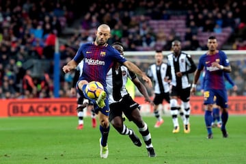 El defensa argentino del FC Barcelona, Javier Mascherano, se escapa del centrocampista ghanés del Levante, Kevin Boateng 