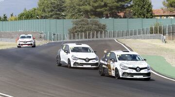 Tercera edici車n de la reuni車n y exhibici車n de autom車viles cl芍sicos en el circuito del Jarama