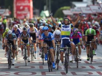 Michael Matthews celebrando la llegada a meta en la útima etapa de la vuelta a España disputada entre Leganes y Madrid, de 142,2 kilómetros