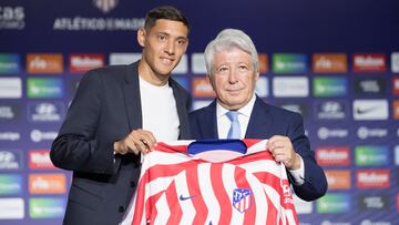 Nahuel Molina posa, junto a Enrique Cerezo, como nuevo jugador del Atlético.
