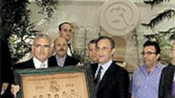 <b>ALMANSA, CUNA DEL MADRIDISMO</b>. Florentino recibió de manos de José Jiménez, presidente de la Peña Almansa, en su 30 aniversario, un precioso cuadro alegórico sobre las grandes figuras que ha tenido el Real Madrid en sus 100 años de historia. La conquista de la Novena presidió el acto.