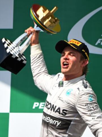 El piloto de Fórmula Uno Nico Rosberg celebrando su victoria en el  Gran Premio de Brasil 