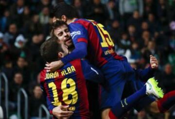 Los jugadores celebran con Piqué el 0-1.