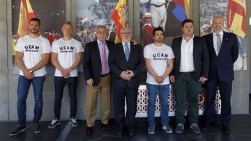 Alejandro Blanco y Jos&eacute; Luis Mendoza(en el centro), acompa&ntilde;ados de los pirag&uuml;istas becados por la UCAM. 