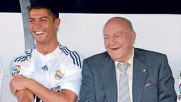 <b>CRACKS MUNDIALES. </b>Di Stéfano se lo pasó en grande bromeando con Cristiano y Kaká.