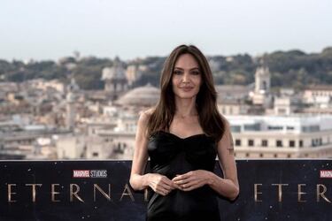 Angelina Jolie se borra su tatuaje de Brad Pitt