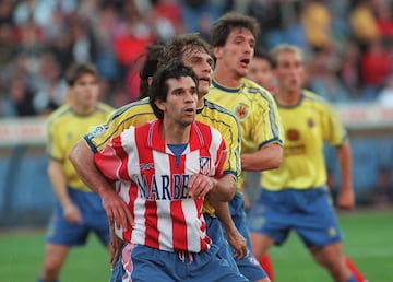 Juan Carlos Valerón

El mago de Arguineguín llegó al Atlético en 1998 después de destacar en el Mallorca. Un enorme talento con el balón en los pies, visión de juego única y capacidad para hacer disfrutar al aficionado. El flaco jugaría dos temporadas en el Atlético antes de poner rumbo al Deportivo una vez certificado el descenso. En Coruña se convertiría en todo un ídolo y fijo en la Selección española.