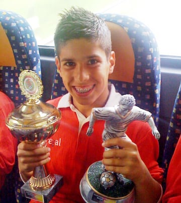 El ahora director formativo del Mallorca, Carlos Sureda, le descubrió con 8 años. Con 11 años comenzó a jugar en el Mallorca, y entrenaba con niños de 13 y 14 debido a su gran talento. (En la imagen posa con los trofeos de la 'Finow Cup', uno de ellos como mejor jugador del Torneo, cuando jugaba con el Infantil B del Mallorca.