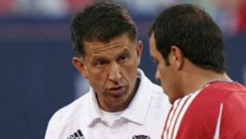 El técnico colombiano le da indicaciones a Cuauhtémoc Blanco.