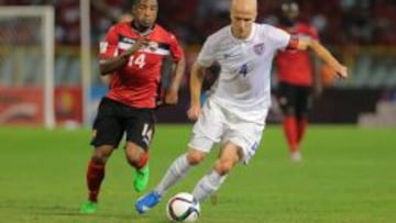 Boucaud (de Trinidad y Tobago), persigue a Michael Bradley, de Team USA.