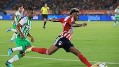 BARRANQUIILLA - COLOMBIA, 21-05-2022: Omar Albornoz del Junior y Juan David Cabal de Nacional disputan el balón durante partido entre Atlético Junior y Atlético Nacional por la fecha 1 de los cuadrangulares semifinales como parte de la Liga BetPlay DIMAYOR I 2022 jugado en el estadio Metropolitano Roberto Meléndez de la ciudad de Barranquilla. / Omar Albornoz of Junior and Juan David Cabal of Nacional fights for the bal during match between Atletico Junior and Atletico Nacional for the date 1 of the quadrangulars semifinals as part of BetPlay DIMAYOR League I 2022 between Atletico Junior and Atletico Nacional played at Metropolitano Roberto Melendez stadium in Barranquilla city. Photo: VizzorImage / Jairo Cassiani / Cont