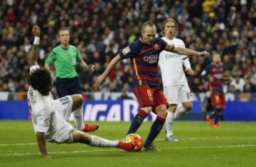 Andres Iniesta anota el gol 0-3 que para el Barcelona