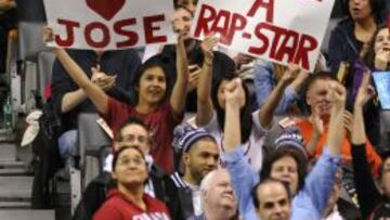 Los hinchas de los Raptors demostraron su cariño a Calderón.