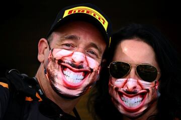 La F¨®rmula 1 regresa este fin de semana a Australia tras las ausencias de 2020 y 2021 a causa de la pandemia. Y, como no pod¨ªa ser de otra forma, el ¨ªdolo local Daniel Ricciardo acapara todas las atenciones en Albert Park. En la imagen, una pareja de aficionados posa con mascarillas del piloto de McLaren ayer en el circuito de Melbourne.