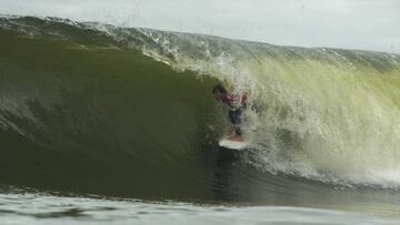 Jack Robinson sale de un tubo en la ola.