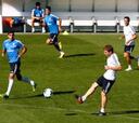 El Madrid se entrena jugando un partidillo ante el Castilla de Toril