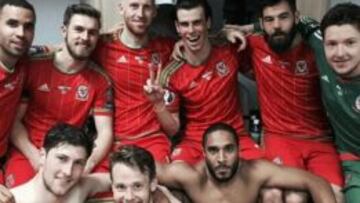 Bale y algunos de sus compañeros de selección posan tras la victoria ante Israel