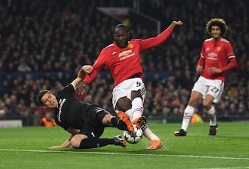 Romelu Lukaku con Clement Lenglet.