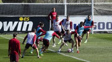 Los jugadores del Atlético de Madrid durante el entrenamiento esta mañana en el Cerro del Espino previo al partido de mañana ante el Sevilla en el Vicente Calderón.