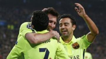 Xavi celebra el segundo gol de Messi.
