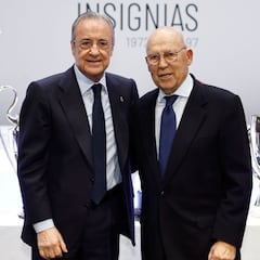Florentino Pérez recibe la insignia de oro y brillantes del Real Madrid