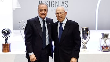 Florentino Pérez, tras recibir la insignia de oro y brillantes del Real Madrid por sus 60 años de antigüedad como socio de manos de Amancio Amaro, presidente de honor del club.