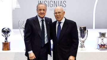 Florentino P¨¦rez, tras recibir la insignia de oro y brillantes del Real Madrid por sus 60 a?os de antig¨¹edad como socio de manos de Amancio Amaro, presidente de honor del club.