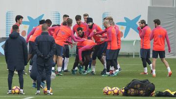 La gran novedad de la sesión previa al partido de Anoeta fue la presencia de Umtiti, que volvió al rondo, con poca fortuna.