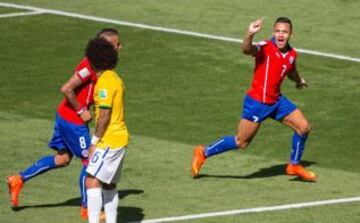 Por primera vez Chile no perdió en cancha en un Mundial con Brasil. La Roja llevó al extremo al Scratch y solo un penal en el poste de Gonzalo Jara le dio el paso a cuartos de su Copa del Mundo.