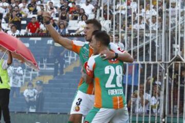 Federico Martorell es felicitado por sus compañeros tras anotar el empate de Cobresal frente a Colo Colo