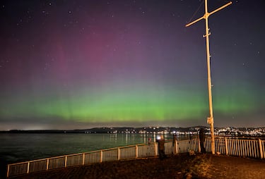 La aurora boreal ilumina el cielo de Hamburgo, Alemania. 