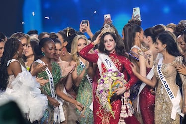 La mexicana Fátima Bosch, al centro, es homenajeada por las demás concursantes tras ganar el certamen de Miss Universo 2025 en Nonthaburi, al norte de Bangkok, Tailandia.
