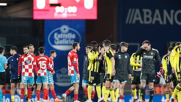 Los jugadores del Zaragoza y el Lugo, una vez finalizado el partido en el Anxo Carro con un empate a cero.