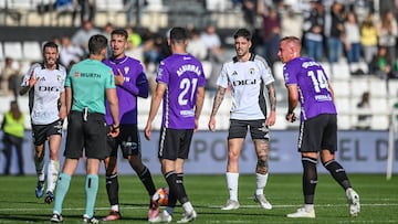 Los jugadores del Córdoba hablan con Ávalos Barrera