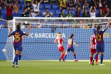 Las jugadoras del Barcelona celebran el gol en propia puerta de la rojiblanca Meseguer, que supuso el 6-1.
 