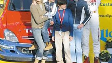 <b>Le acompañó su familia</b>
Reyes, la mujer de Carlos Sainz, y sus hijos Ana, Carlos y Blanca, esa niña de seis años a la que su padre quiere enseñar a montar en bici, subieron al podio con el campeón.